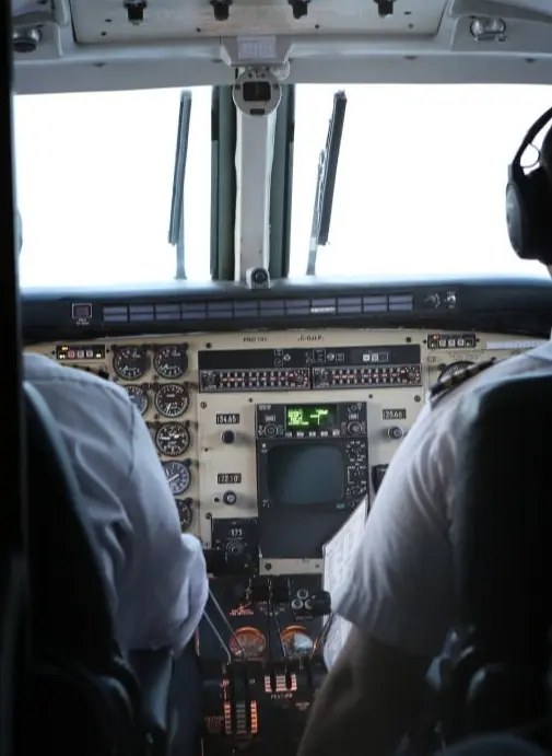 Cuffie aeronautiche italiane per prestazioni ottimali in volo.